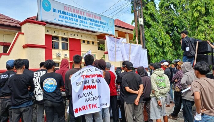 Blokade Jalan Warga Demo di Pengadilan Negeri Pinrang