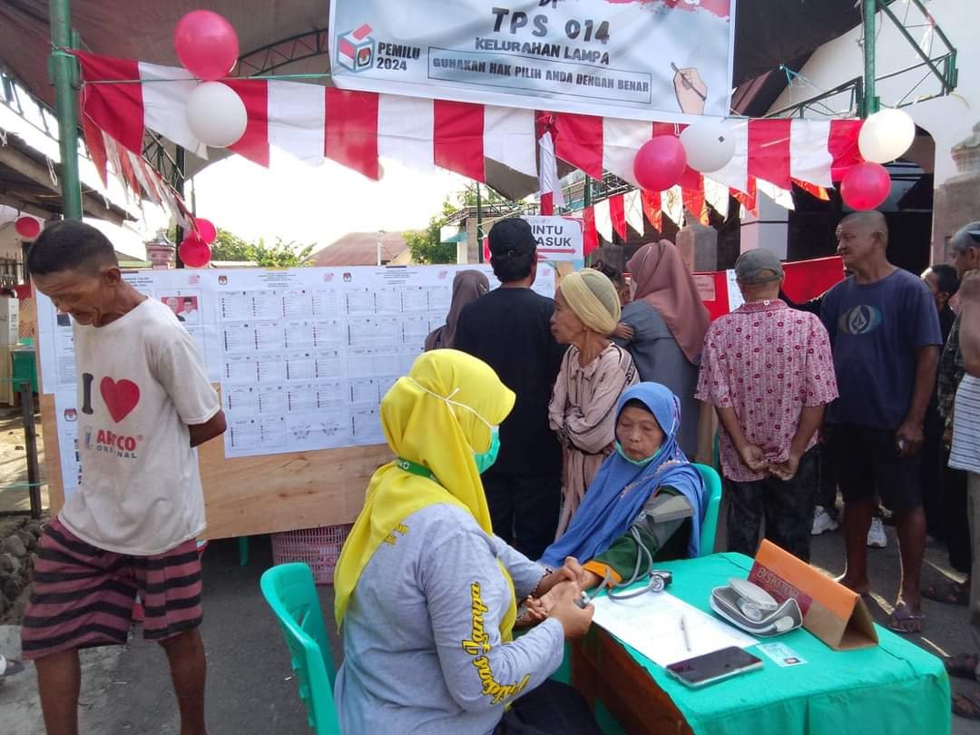 Satgas Kesehatan Pemilu Kabupaten Pinrang saat melakukan pemeriksaan kesehatan pemilih dan penyelenggara pemilu (Ist).