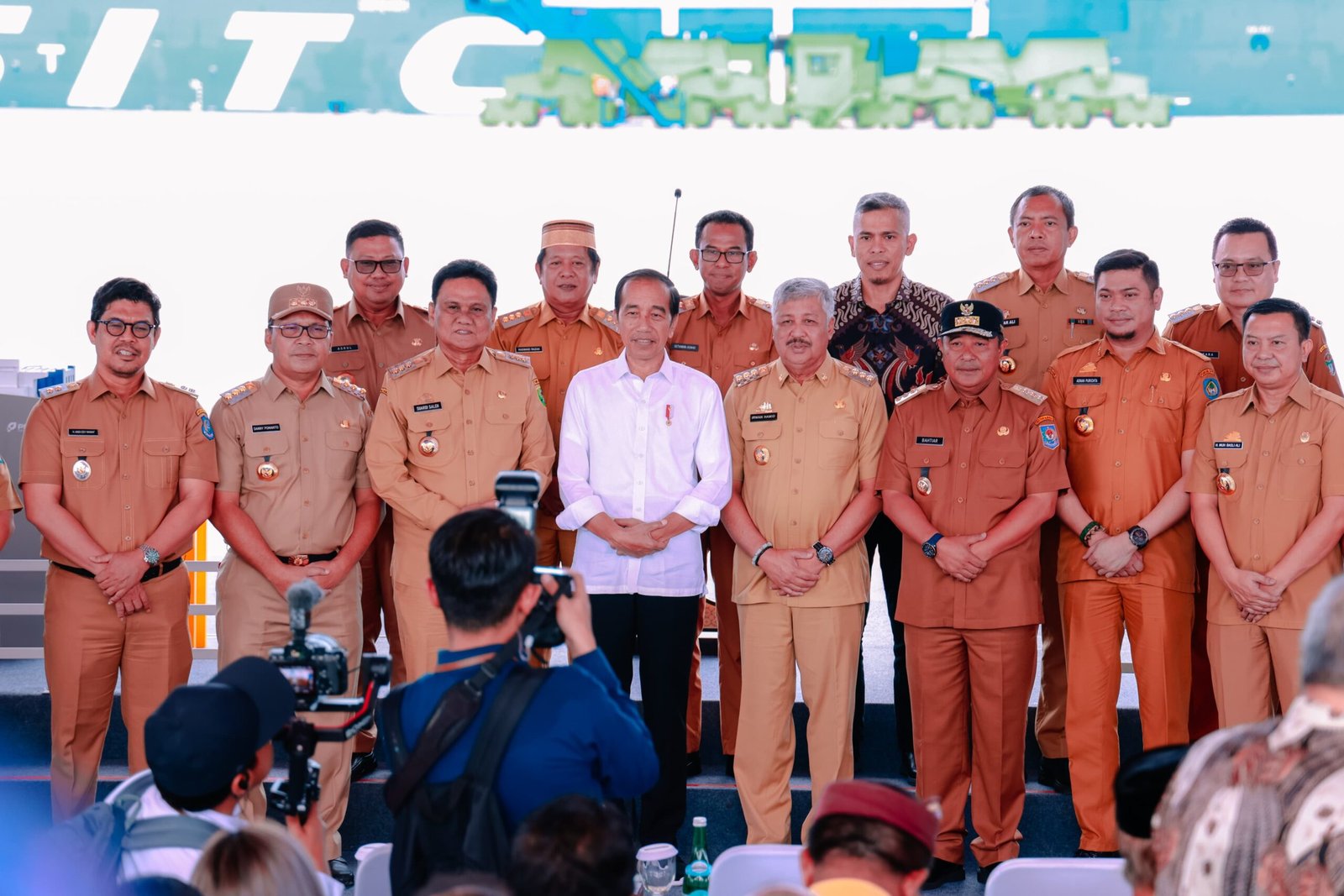 Bupati Pinrang Andi Irwan Hamid terlihat diapit oleh Presiden Jokowi dan Pj Gubernur Bahtiar Baharudin dan kepala daerah lain di Sulsel