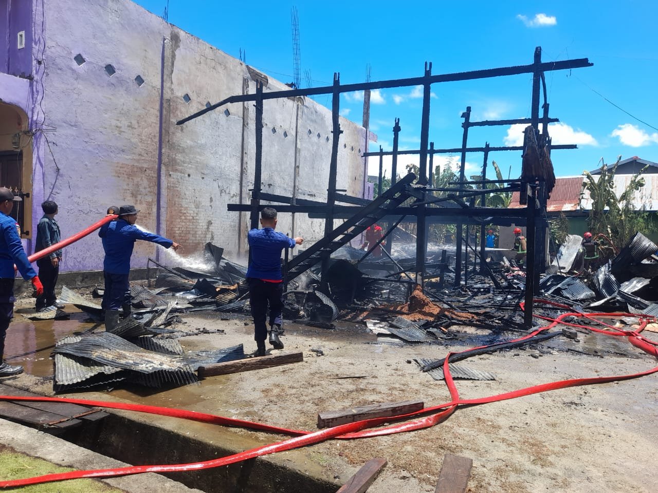 Satu rumah panggung Lingkungan Baru 1, Kelurahan Mattiro Deceng, Kecamatan Tiroang, Kabupaten Pinrang ludes terbakar