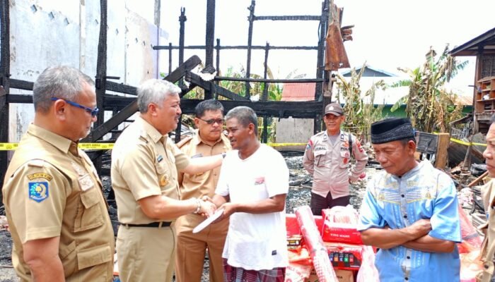 Irwan Hamid Berikan Bantuan Korban Kebakaran di Tiroang
