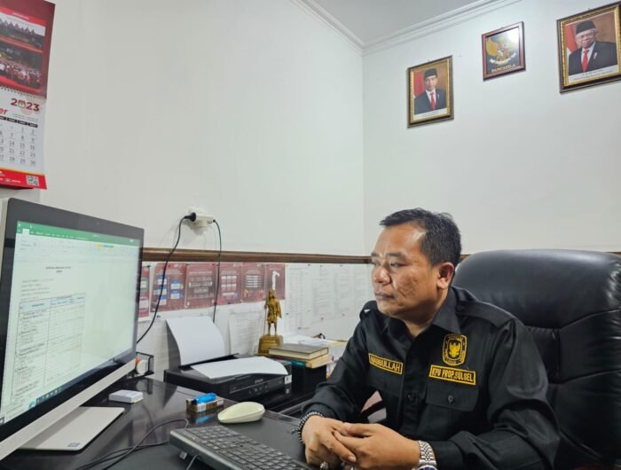 Ketua KPU Sulsel Hasbullah disela-sela KPU Sidrap telah menyerahkan hasil rekapitulasi suara ke KPU Sulsel pada Rabu (28/2) malam