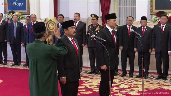Presiden Joko Widodo atau Jokowi telah melantik Ketua Umum Partai Demokrat, Agus Harimurti Yudhoyono (AHY) sebagai Menteri ATR/BPN dan Hadi Tjahjanto sebagai Menteri Menkopolhukam (IST).