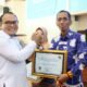 Kepala Dinas Pendidikan dan Kebudayaan Pinrang, Andi Matjta Moenta saat menerima penghargaan Pelayanan Publik Ombudsman RI (IST).