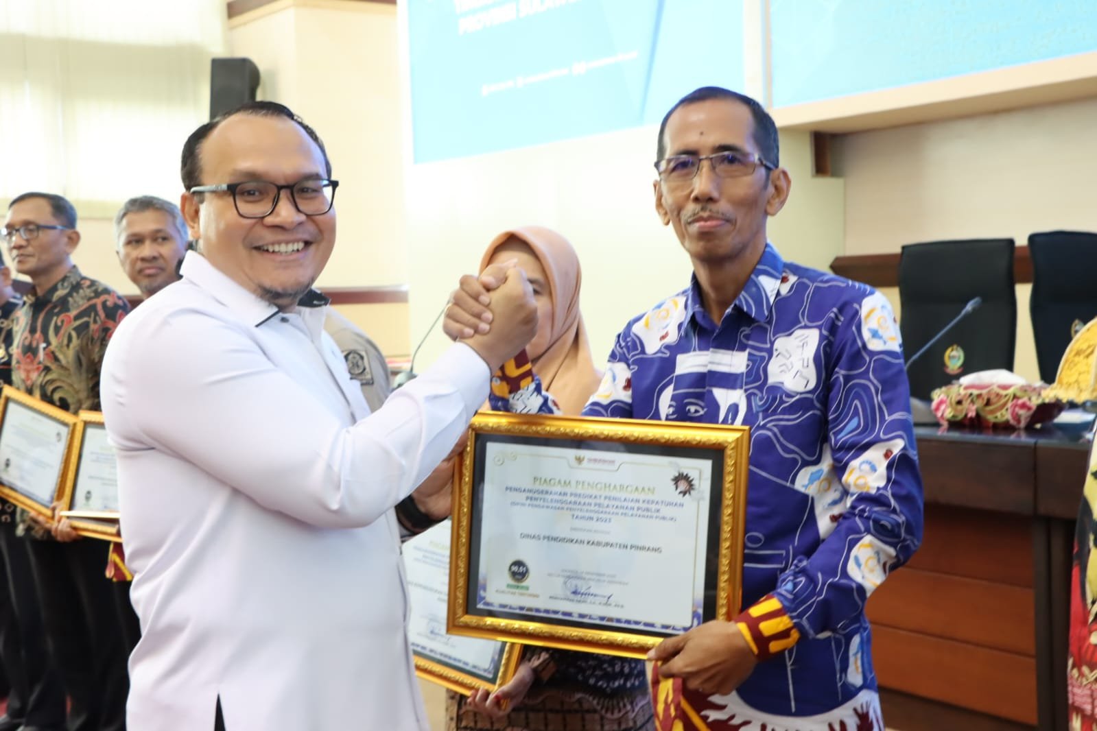 Kepala Dinas Pendidikan dan Kebudayaan Pinrang, Andi Matjta Moenta saat menerima penghargaan Pelayanan Publik Ombudsman RI (IST).
