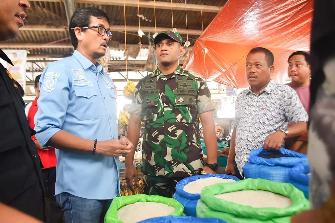 Sekretaris Daerah A. Tjalo Kerrang turun ke Pasar Sentral Pinrang melaksanakan operasi pasar pada Senin (11/3/2024).