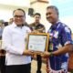 Kepala Disdukcapil Pinrang, Andi Askari Terima Penghargaan Ombudsman RI (IST).
