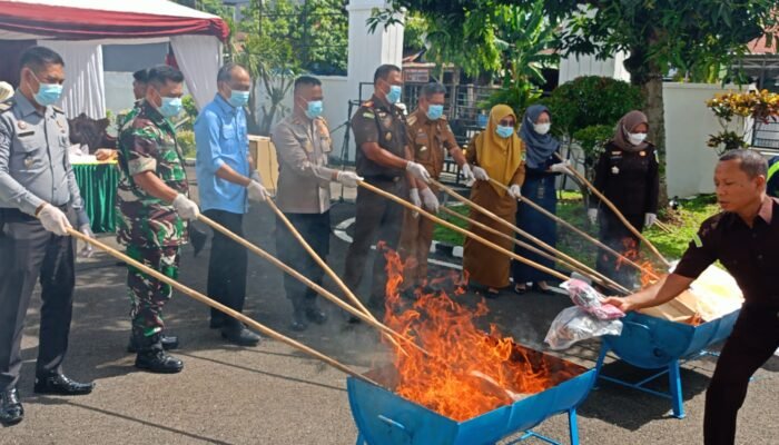 Kajari Pinrang, Agung Bagus Kade Kusimatara bersama Forkopimda melakukan pemusnahan barang bukti (BB) perkara Narkotika dan tindak pidana umum lainnya (Dok. Angindai.com).