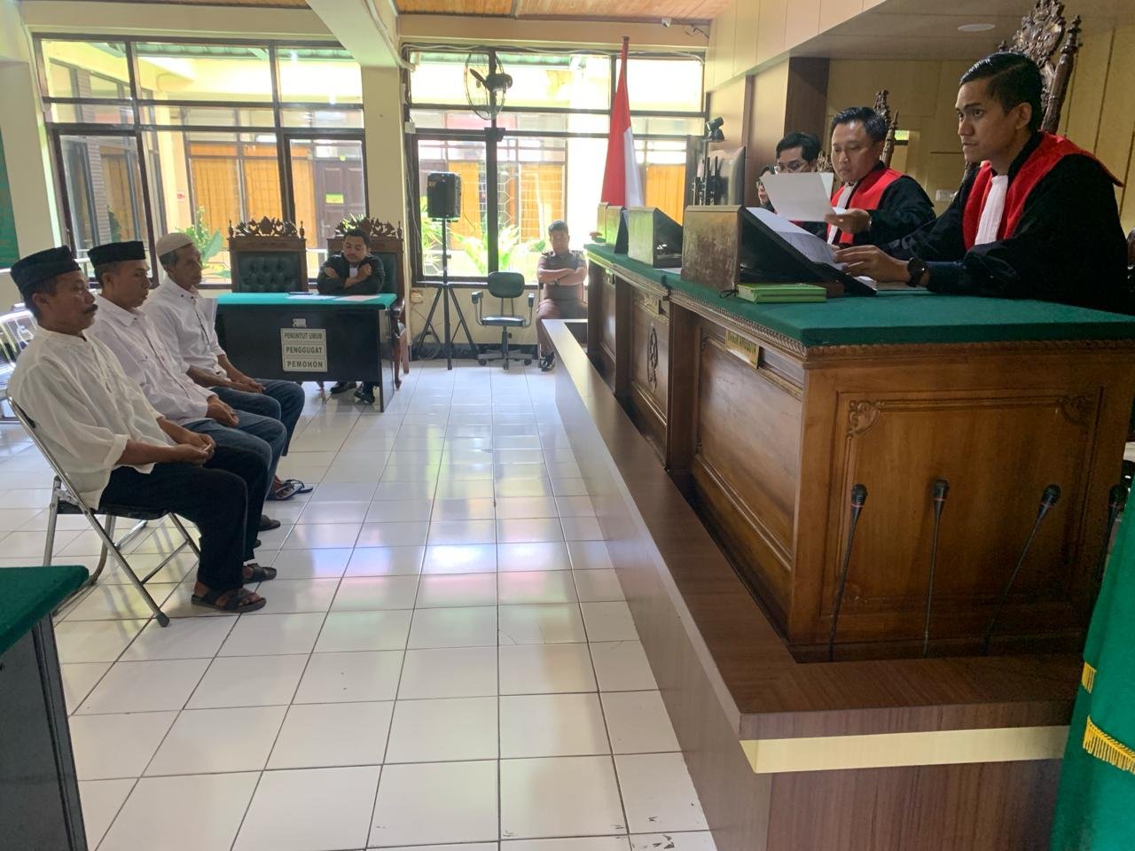 Sidang perkara 3 Warga Tomanyang, Pinrang. Jaksa Penuntut Umum (JPU) menuntunt para terdakwa 4 bulan Penjara (IST).