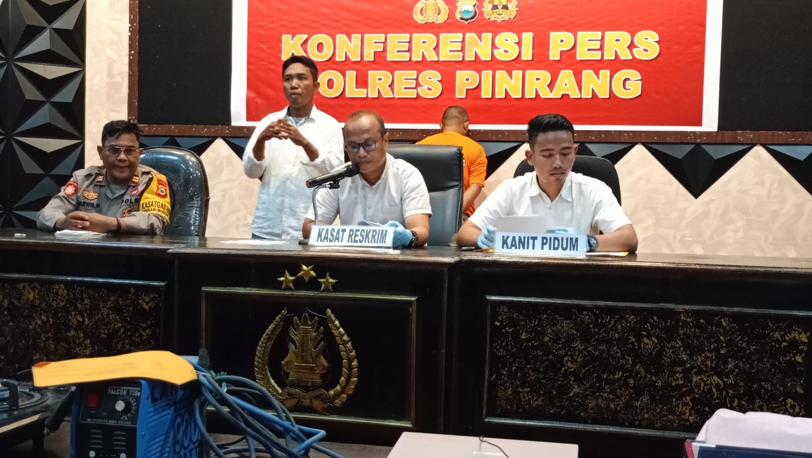 Kasat Reskrim Polres Pinrang AKP Akhmad Risal saat konferensi pers kasus pidana umum di Polres Pinrang baru - baru ini (Dok. Angindai.com).