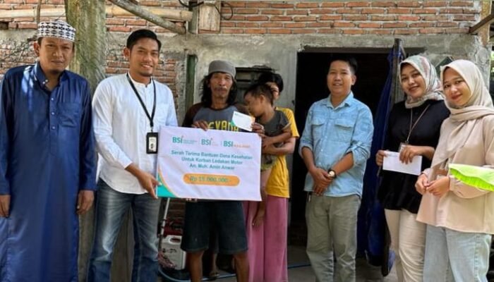 Kepala Kantor BSI (BRIS) Cabang Pinrang, Mustamin saat menyalurkan bantuan BSI Maslahat di Kampung Guru (IST).