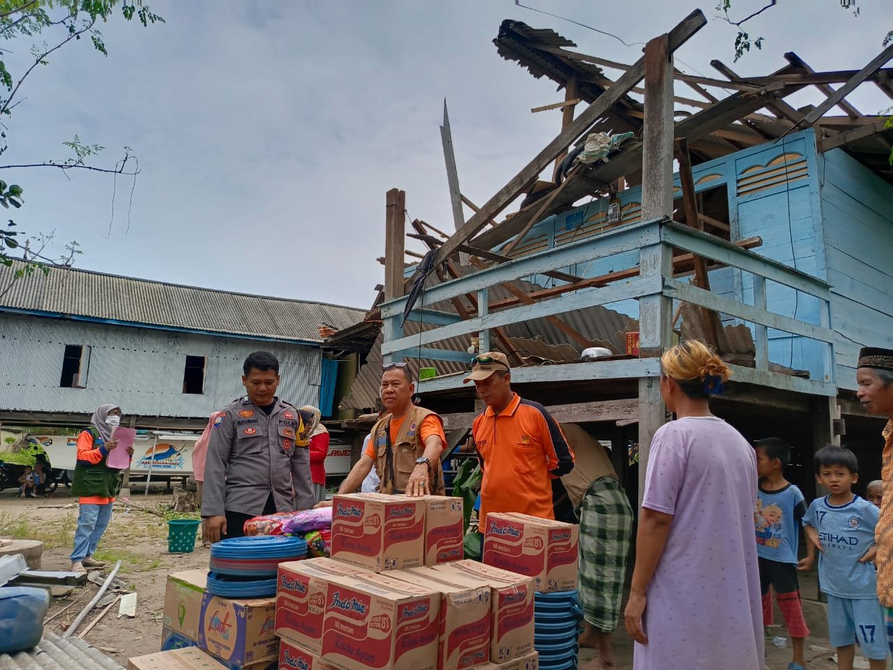 Tim Reaksi Cepat BPBD Pinrang saat menyalurkan bantuan kemanusiaan korban angin kencang di Dusun Parengki, Desa Tassiwalie (Dok. BPBD Pinrang).