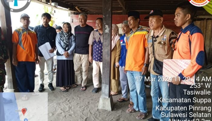 Bupati Pinrang Andi Irwan Hamid saat mengunjungi korban bencana angin kencang di Dusun Parengki (Dok. BPBD Pinrang)