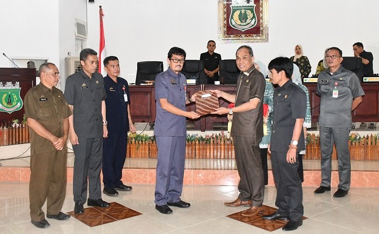 Penyerahan hasil dari reses DPRD Pinrang, Jumat (15/3).
