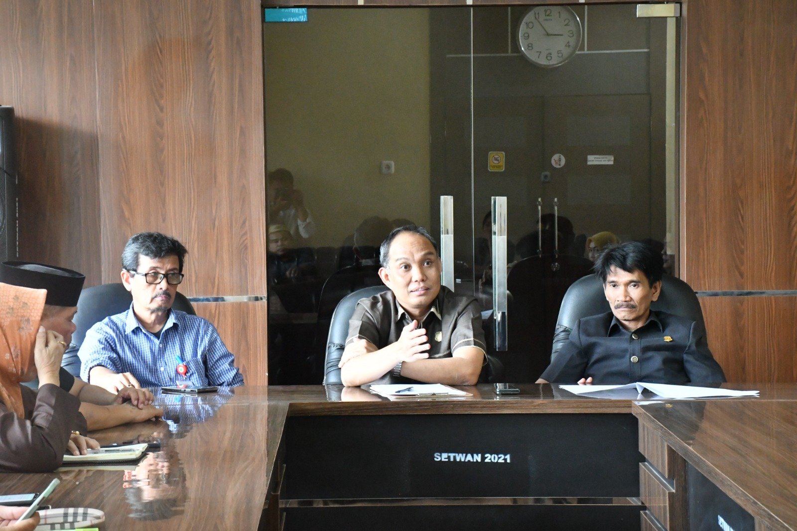 Rapat tersebut berlangsung di ruang rapat paripurna DPRD Pinrang, Senin (27/3). Dipimpin oleh Ketua DPRD Pinrang Muhtadin, dihadiri oleh Wakil Ketua DPRD Pinrang Ir Syamsuri, Sekda Pinrang Andi Calo Kerrang