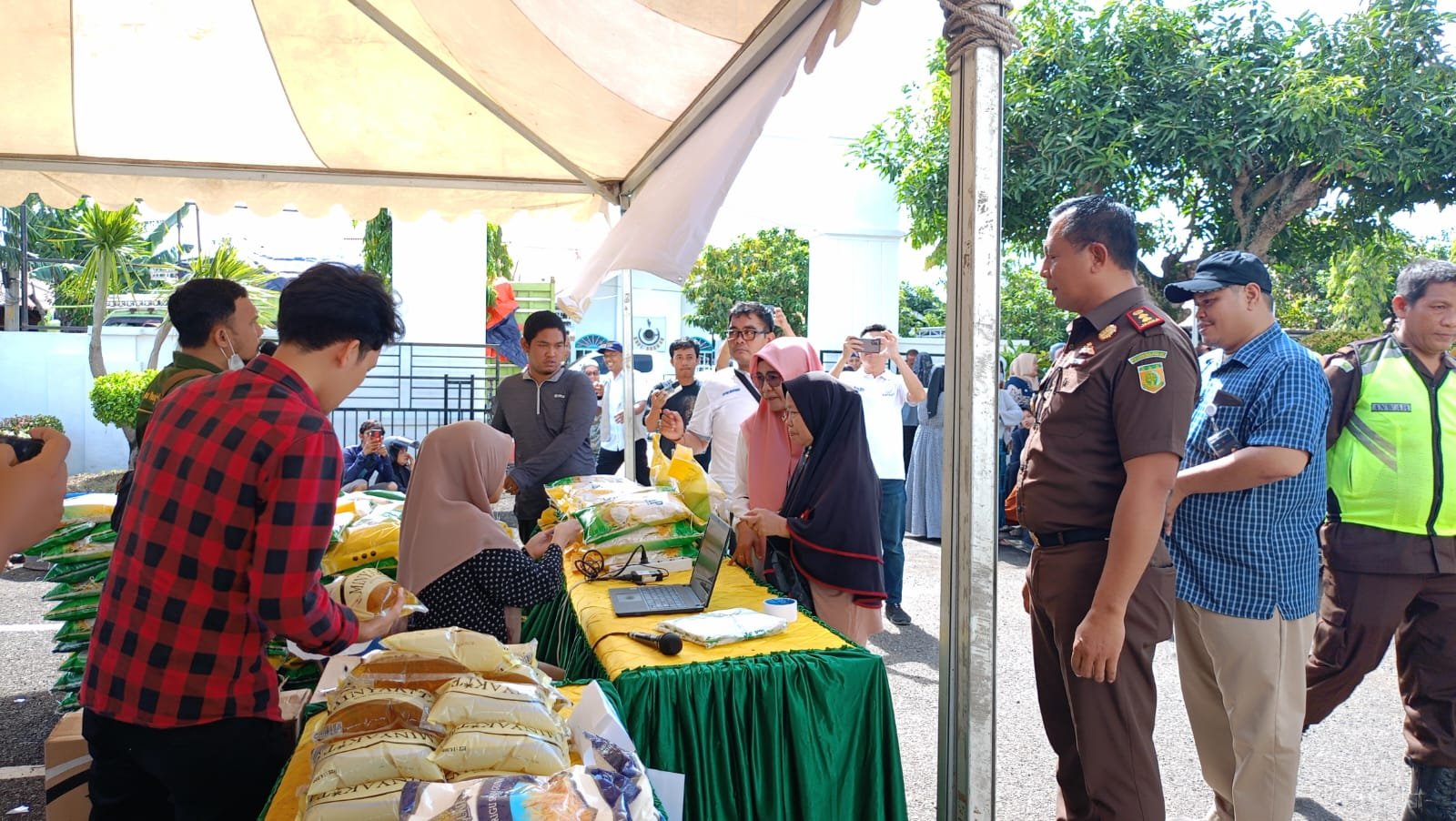 Kejari Pinrang menyelenggarakan pasar murah dalam rangka menekan inflasi di bulan suci Ramadan 1445 H (Dok. Angindai.com).