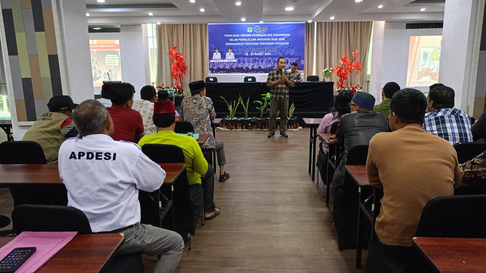 Ketua PWI Pinrang, Muhammad Nur saat menyampaikan materi tentang Pers di hadapan pengurus APDESI Pinrang (Dok. Angindai.com).