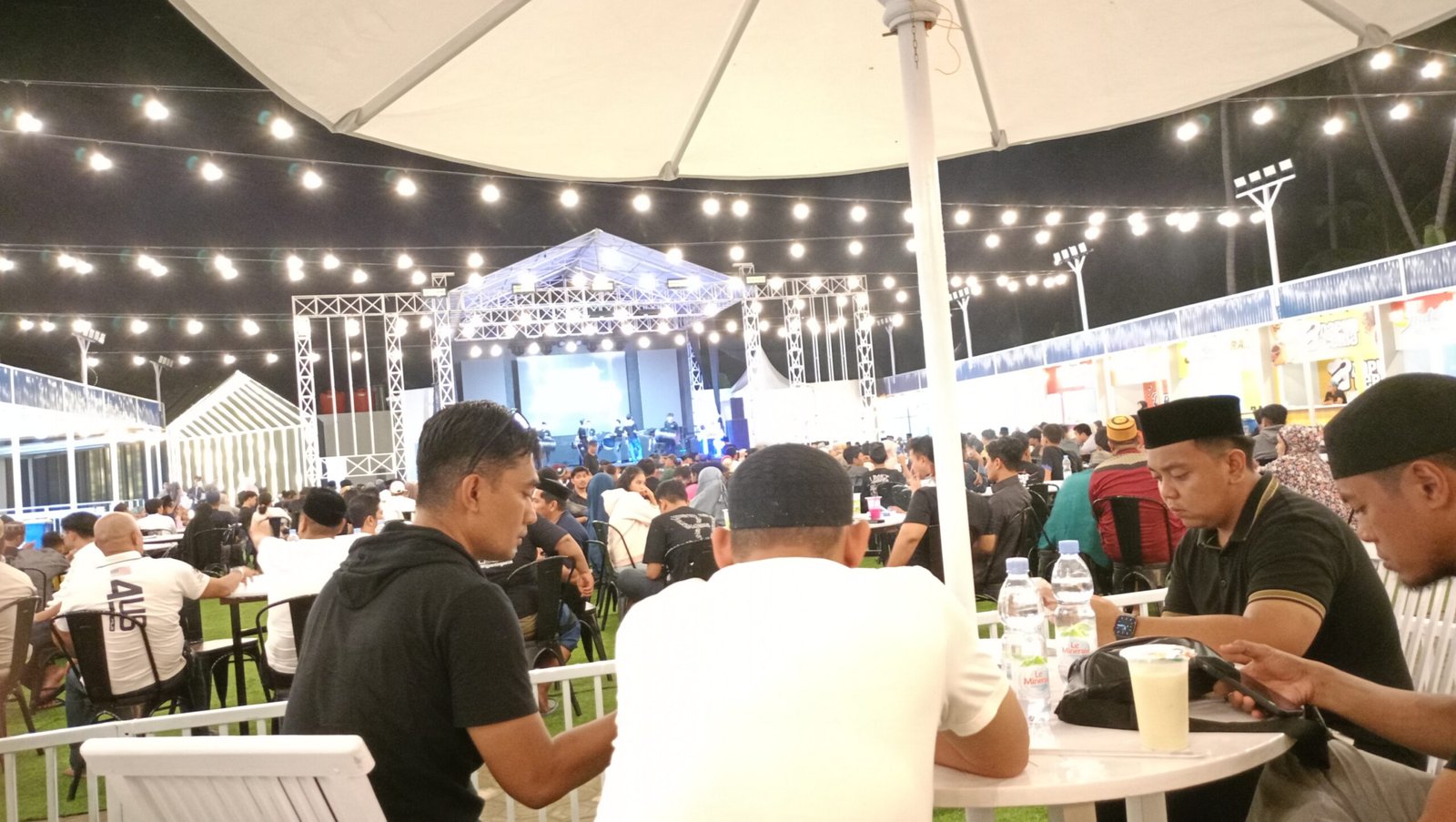 Corawali Food Court merupakan tempat yang berlokasi di Jalan Serigala, Maccorowalie, Kabupaten Pinrang