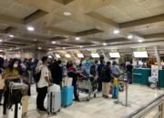 Penumpang Mulai Memadati Bandara Sultan Hasanuddin Jelang Mudik Lebaran 2024