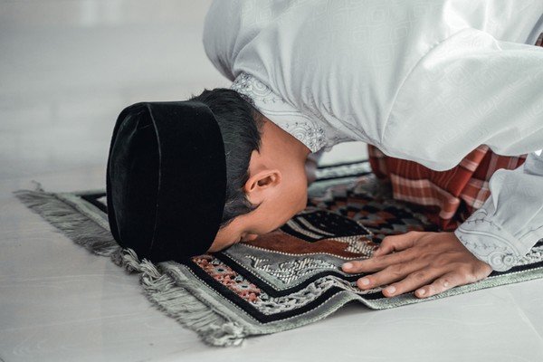 Saat melaksanakan sholat tarawih sendiri