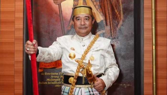 Bahtiar Baharuddin Diberi Gelar Daeng Mappuji dari Dewan Adat Bone