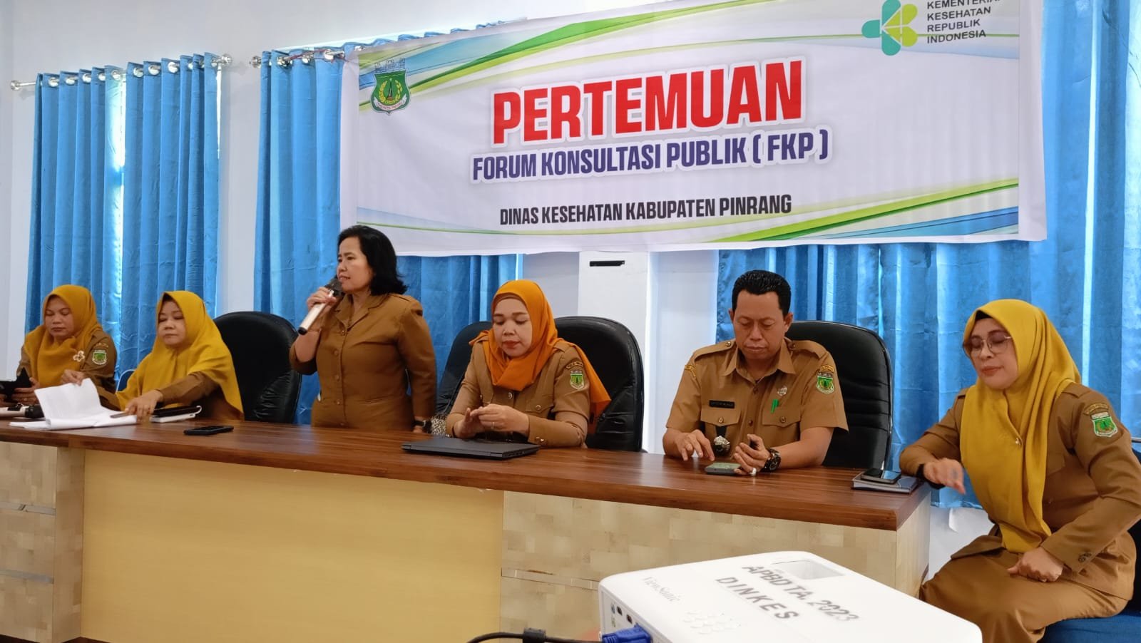Dinkes Pinrang melaksanakan forum konsultasi publik (FKP) mendengarkan masukan dari penggunaan layanan tentang depot air minum isi ulang
