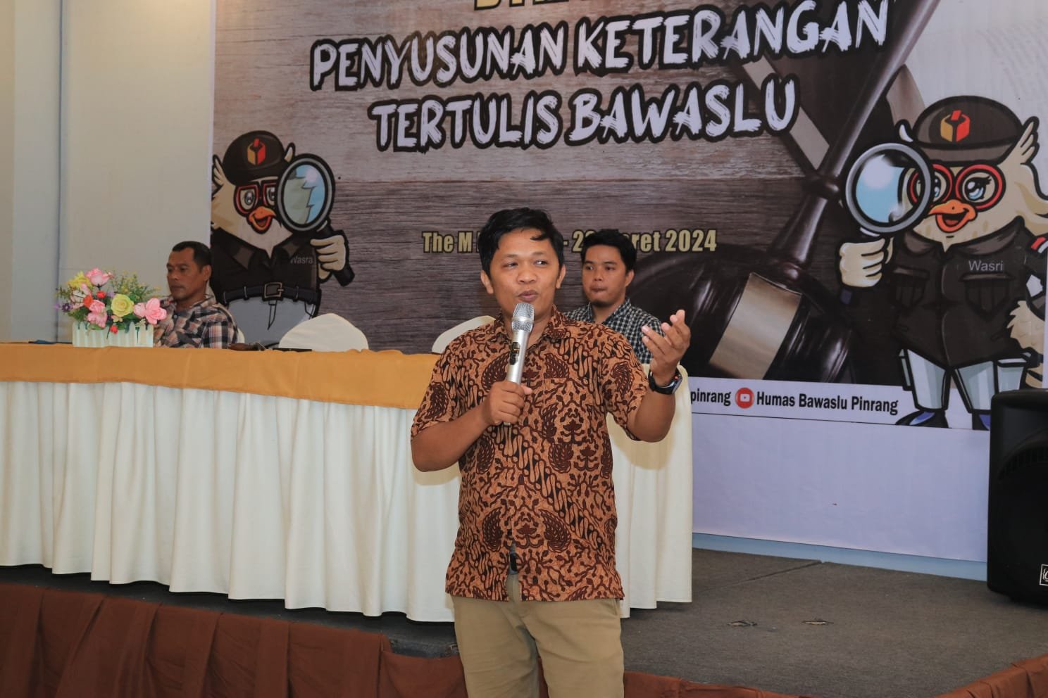 Komisioner Bawaslu Pinrang Aswar menekankan pentingnya bimbingan teknis tersebut untuk menyeragamkan pemahaman para anggota Panwaslu Kecamatan dalam menyusun keterangan tertulis untuk sidang PHPU di MK