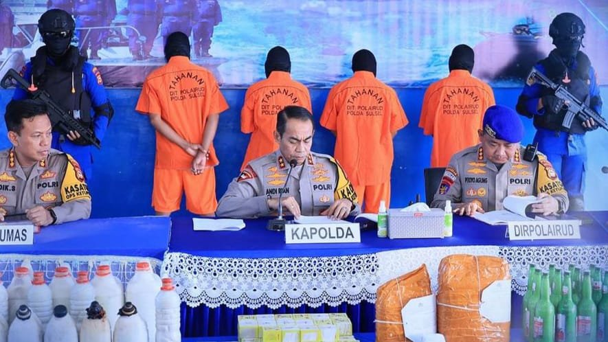 Kapolda Sulsel, Irjen Pol Andi Rian R Djajadi, S.I.K., M.H., didampingi oleh Dirpolairud, Kabid Humas, dan Kabid Propam Polda Sulsel, saat menggelar Konferensi Pers tentang penggunaan bahan peledak ilegal di Kantor Polairud Polda Sulsel pada Rabu (03/04/24).
