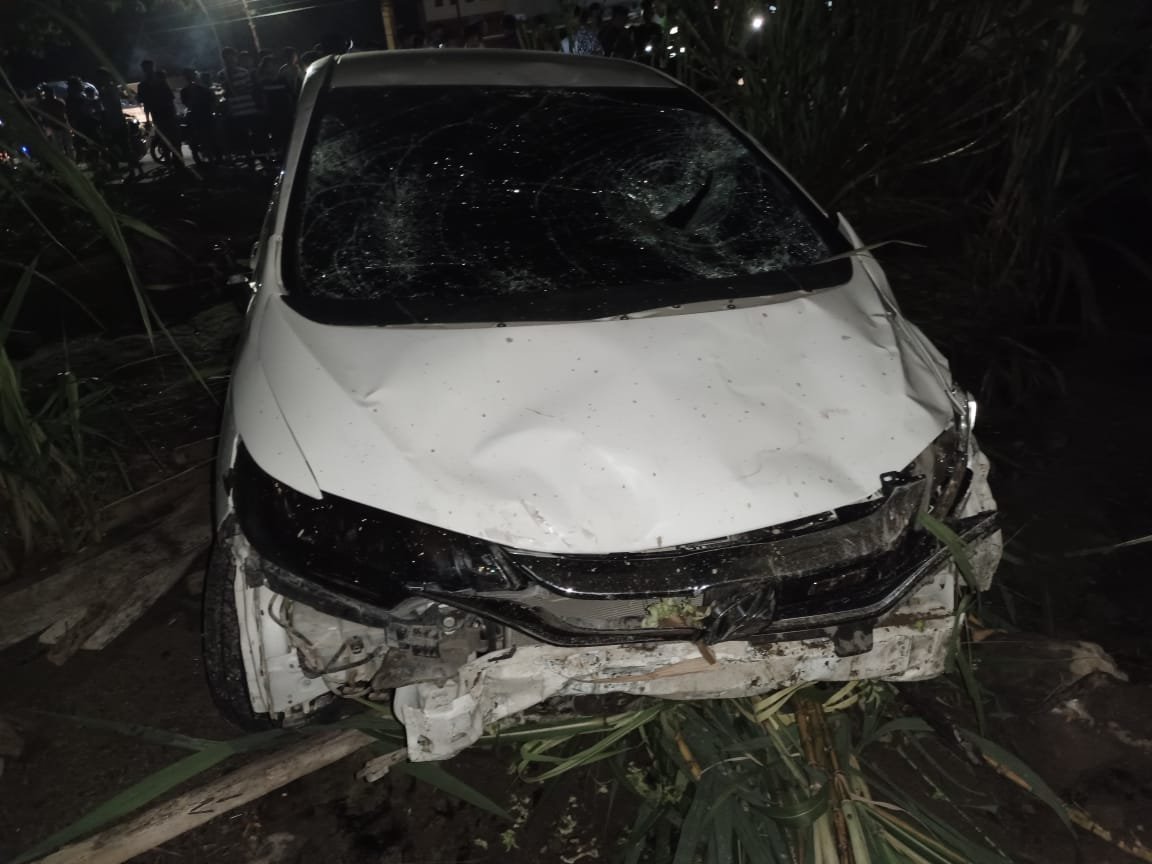 Honda Jazz itu dikendarai oleh seorang wanita inisial AWR (22) asal Desa Alitta, Kecamatan Mattiro Bulu, Kabupaten Pinrang