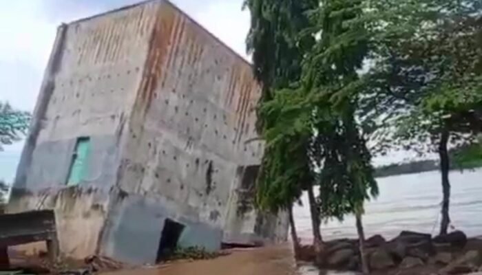 Bangunan Sarang Burung Walet Ambruk Terseret Banjir di Pinrang