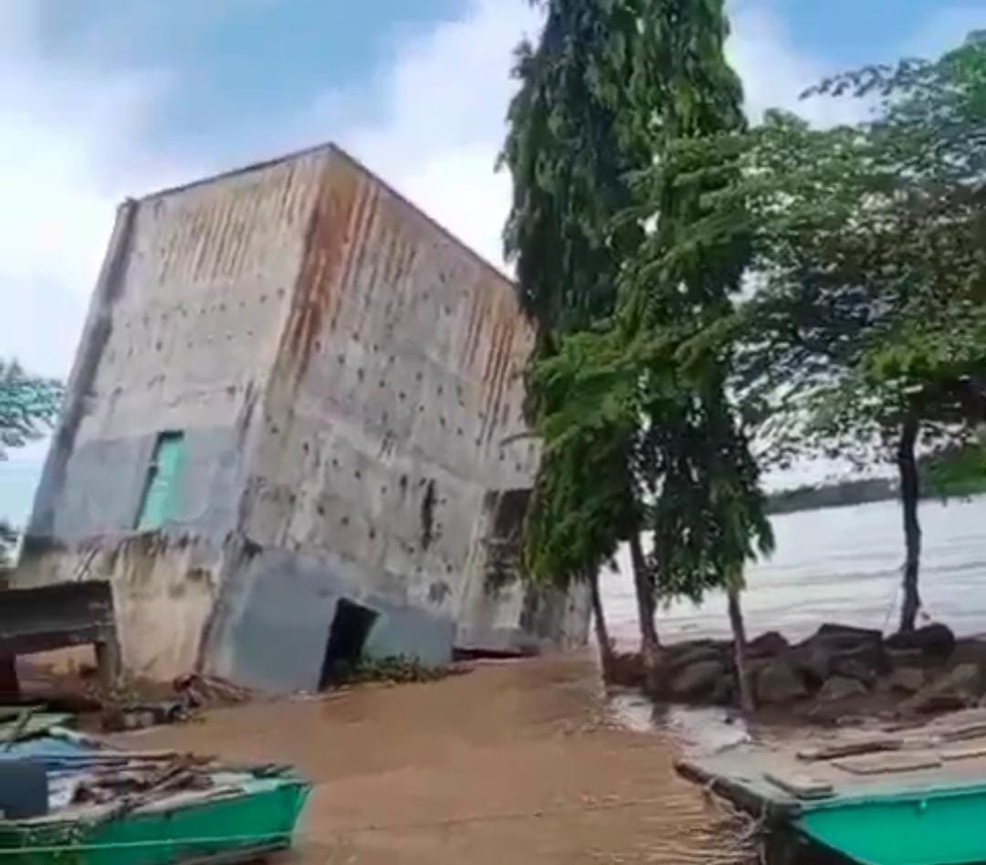 Bangunan Sarang Burung Walet Ambruk Terseret Banjir di Pinrang Akibat Luapan Sungai Saddang (Dok. BPBD Pinrang).