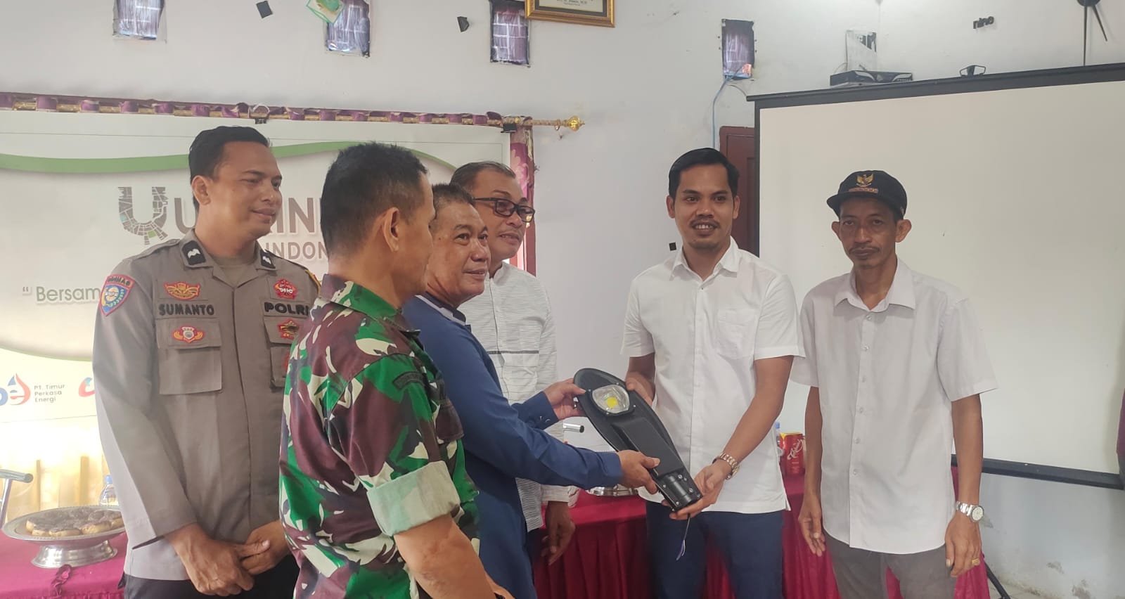 Umrindo Peduli Salurkan Bantuan 1000 Lampu PJU di Pinrang