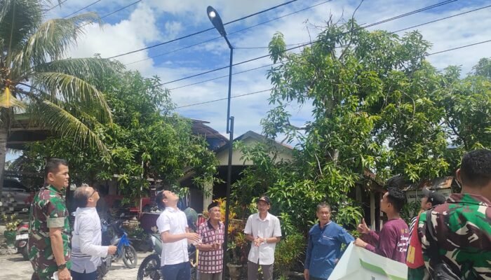 Umrindo Peduli Salurkan Bantuan 1000 Lampu PJU di Pinrang