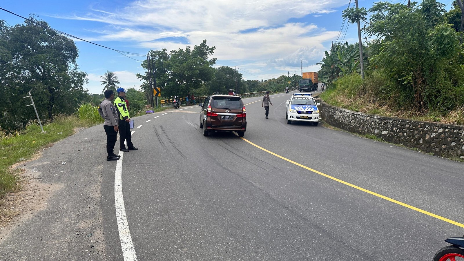 Satlantas Polres Pinrang saat melakukan olah TKP korban tabrak lari di Kampung Balikajang, Dusun Majakka, Desa Watang Pulu, Kecamatan Suppa (Dok. Satlantas Polres Pinrang).