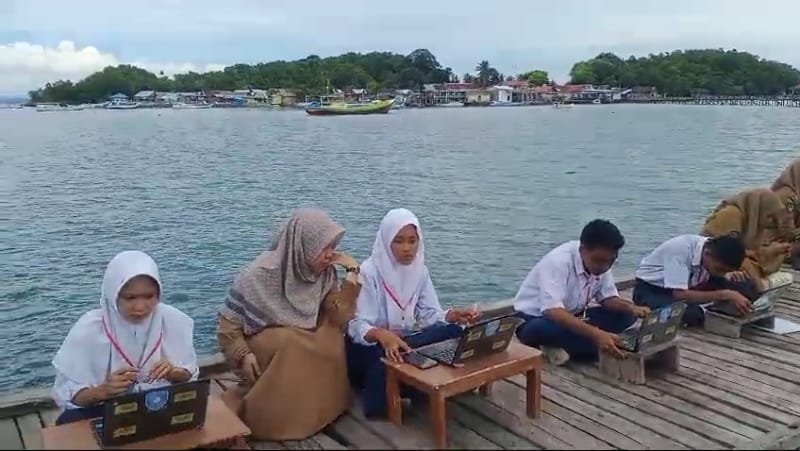 Siswa-siswi kelas sembilan dari SMP Negeri 31 Sinjai melakukan Ujian Sekolah (US) pada Rabu (24/4/2024) di dermaga kayu yang menjadi tempat sandaran kapal