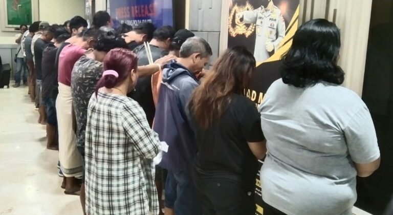 Kabid Humas Polda Sulsel, Kombes Pol Didik Supranoto, menyatakan 35 tersangka berhasil diamankan pemain dadu dan sabung ayam.