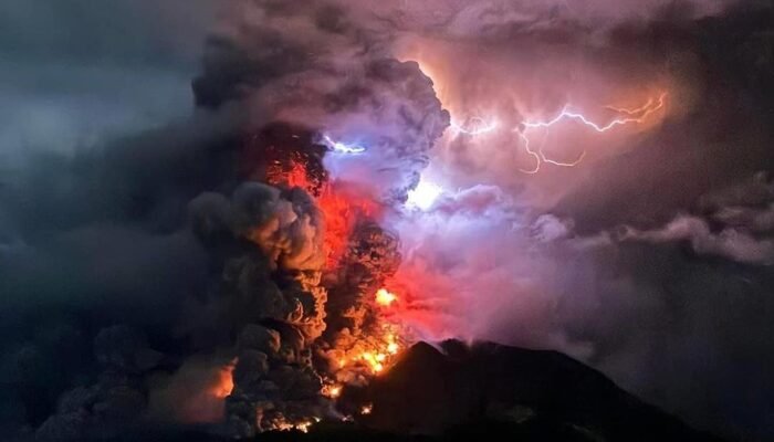 Letusan Gunung Ruang Memicu Kilatan Petir Vulkanik
