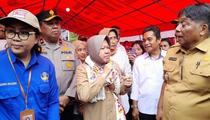 Mensos Tri Rismaharini Berikan Santunan Korban Longsor di Tana Toraja