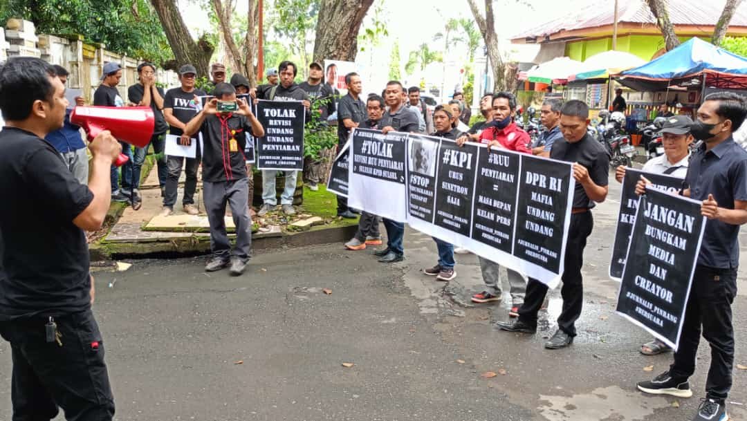 Jurnalis Pinrang Bersuara Menolak Revisi RUU Penyiaran