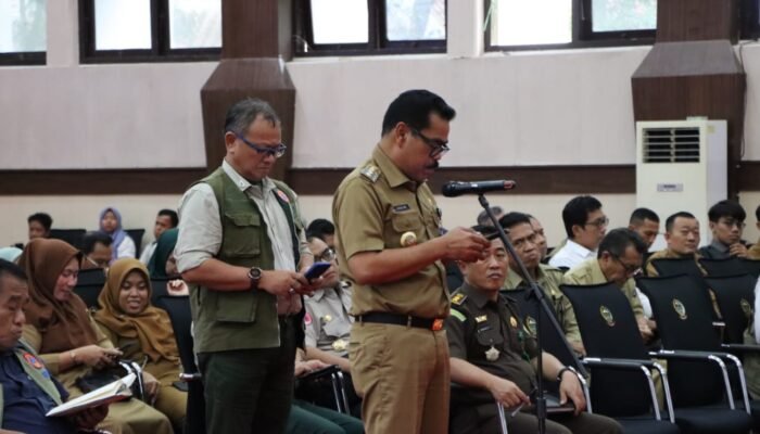 Pj Bupati Pinrang Ahmadi Akil menerima bantuan dukungan operasional dan logistik dari BNPB RI, Senin (6/5).