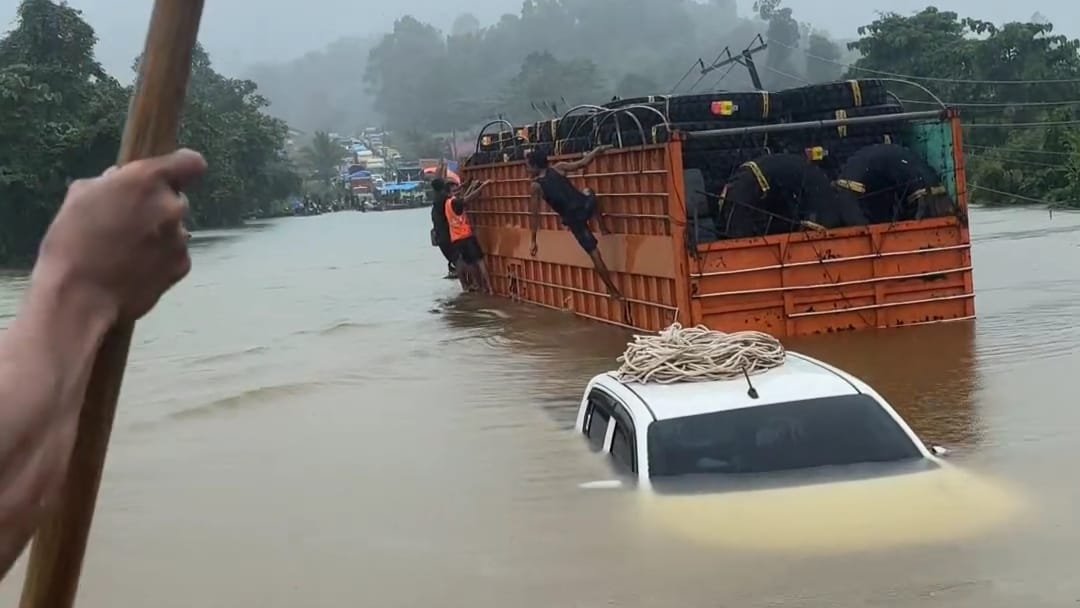 Banjir merendam jalan trans Sulawesi, banjir juga menerjang Desa Sambandate, Kecamatan Oheo, Kabupaten Konawe Utara, Sulawesi Tenggara (Sultra). IST