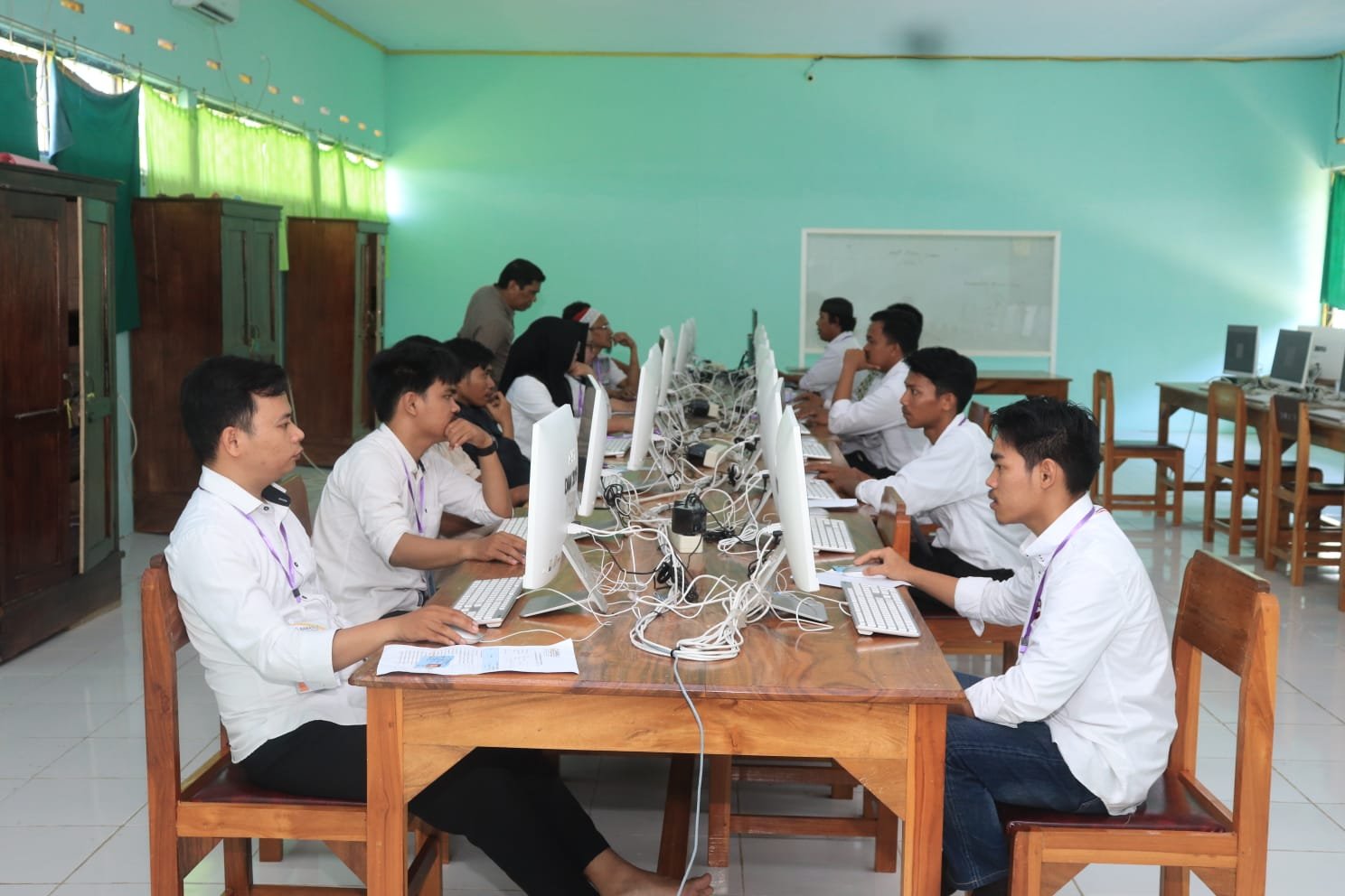 Sebanyak 41 calon Panitia Pengawas Pemilu Kecamatan (Panwascam) Kabupaten Pinrang, ikuti tes tertulis Computer Assisted Test (CAT). CAT digelar di SMKN 2 Pinrang, Senin 13 Mei 2024