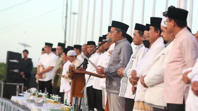 Wali Kota Makassar, Danny Pomanto, melantik sebanyak 5.975 pejabat (Pj) RT/RW sebagai amil zakat perorangan