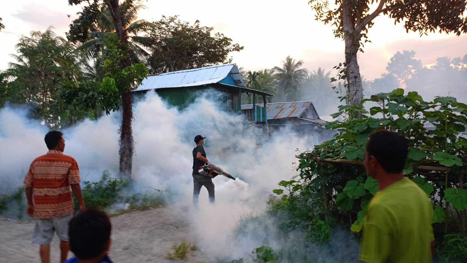 Dinas Kesehatan Pinrang Lakukan Fogging Pencegahan Nyamuk DBD