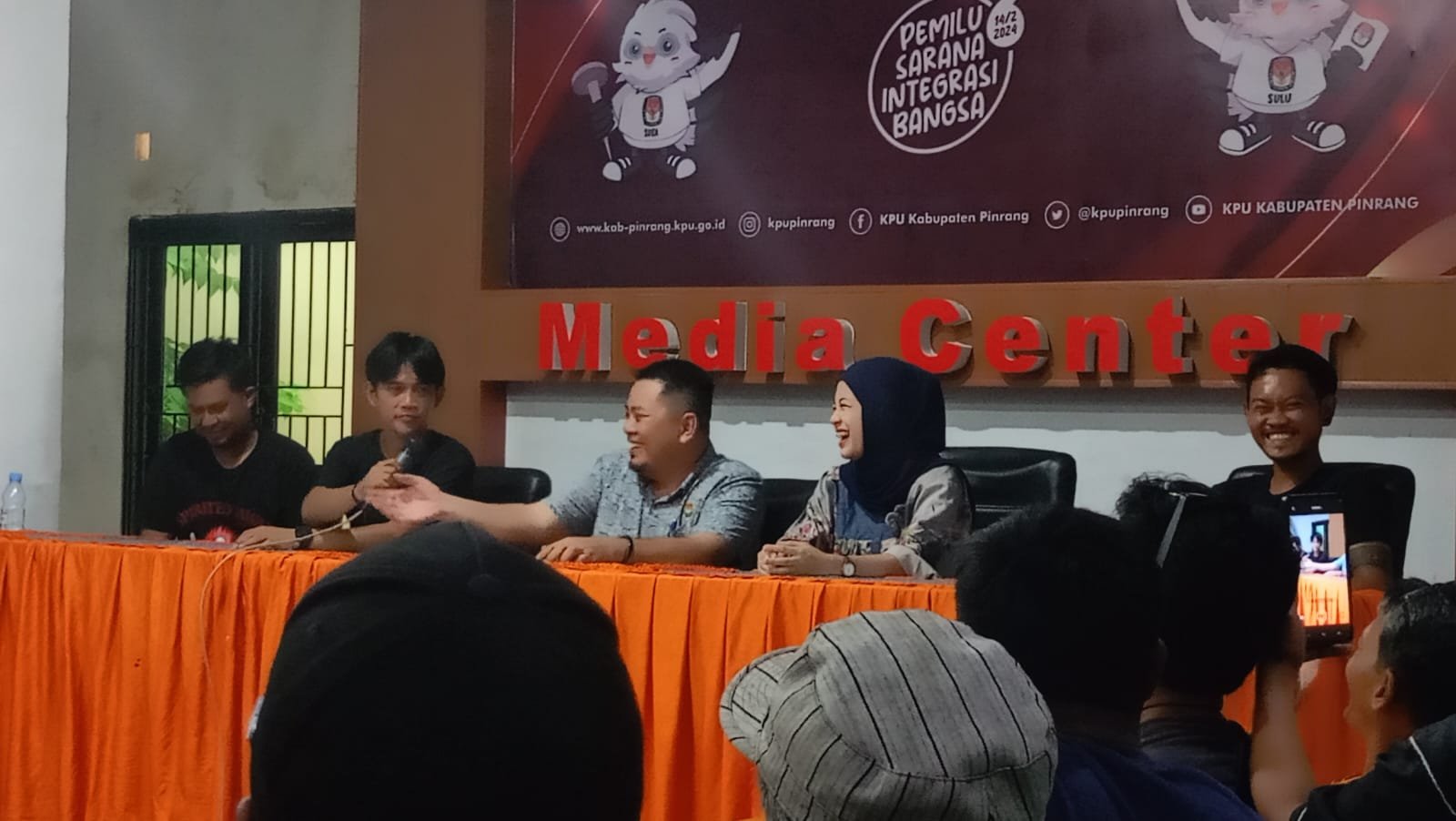 Bintang tamu yang diundang yakni Sofia D Academy, Chica Alwi, Band KosaKata (pemenang lagu jigle KPU) dan youtuber Ambo Nai dan Sappe yang diundang KPU Pinrang dalam Peluncuran Tahapan Pilkada (Dok. Angindai.com).