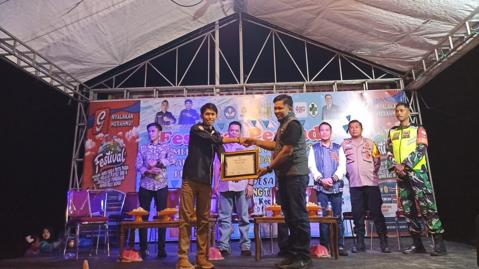 Komisioner Bawaslu Pinrang, Aswar, menjadi narasumber dalam Dialog Publik bertema "Sosialisasi Pembinaan Demokrasi Damai". Acara ini diselenggarakan oleh Pemuda Karang Taruna Desa Tanra Tuo di Kecamatan Cempa, Kamis, 5 Juni 2024 malam