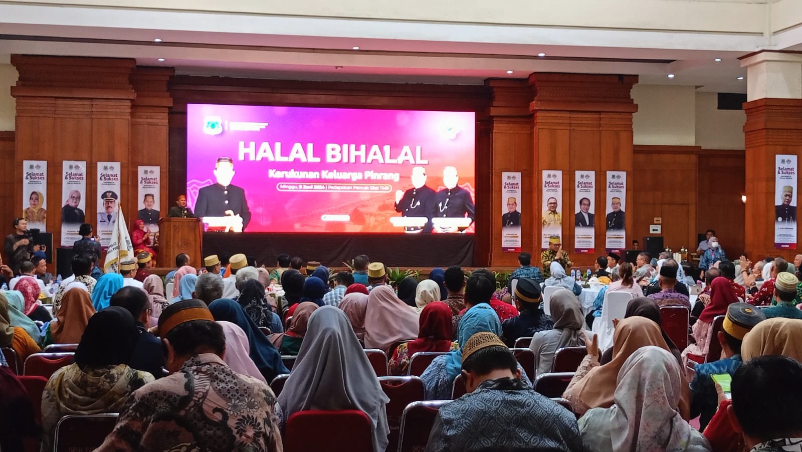 Ratusan pengurus Kerukunan Keluarga Pinrang (KKP) meriahkan acara halal bihalal akbar se-Jabodetabek yang digelar di Padepokan Pencak Silat Taman Mini Indonesia, Jakarta, Minggu (9/6). Selain itu 76 delegasi KKP se-Indonesia turut hadir dalam kegiatan tersebut