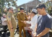 Sekda Pinrang Salurkan Bantuan Tunai kepada Korban Kebakaran di Rubae