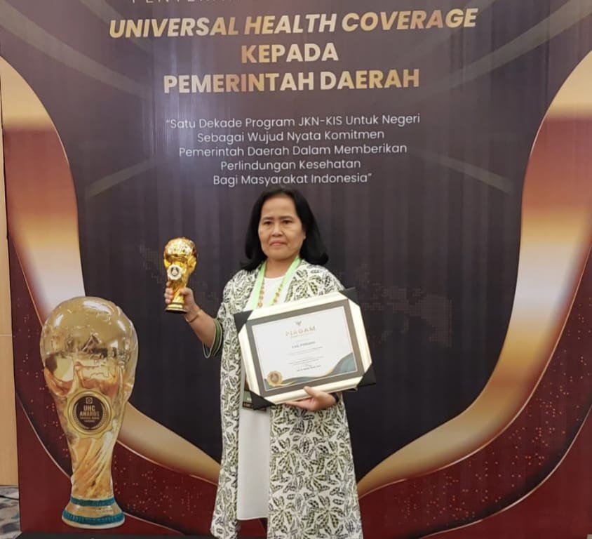 Kepala Dinas Kesehatan Pinrang, Dyah Puspita Dewi saat Menerima Penghargaan UHC Kategori Madya (Dok. Angindai.com).