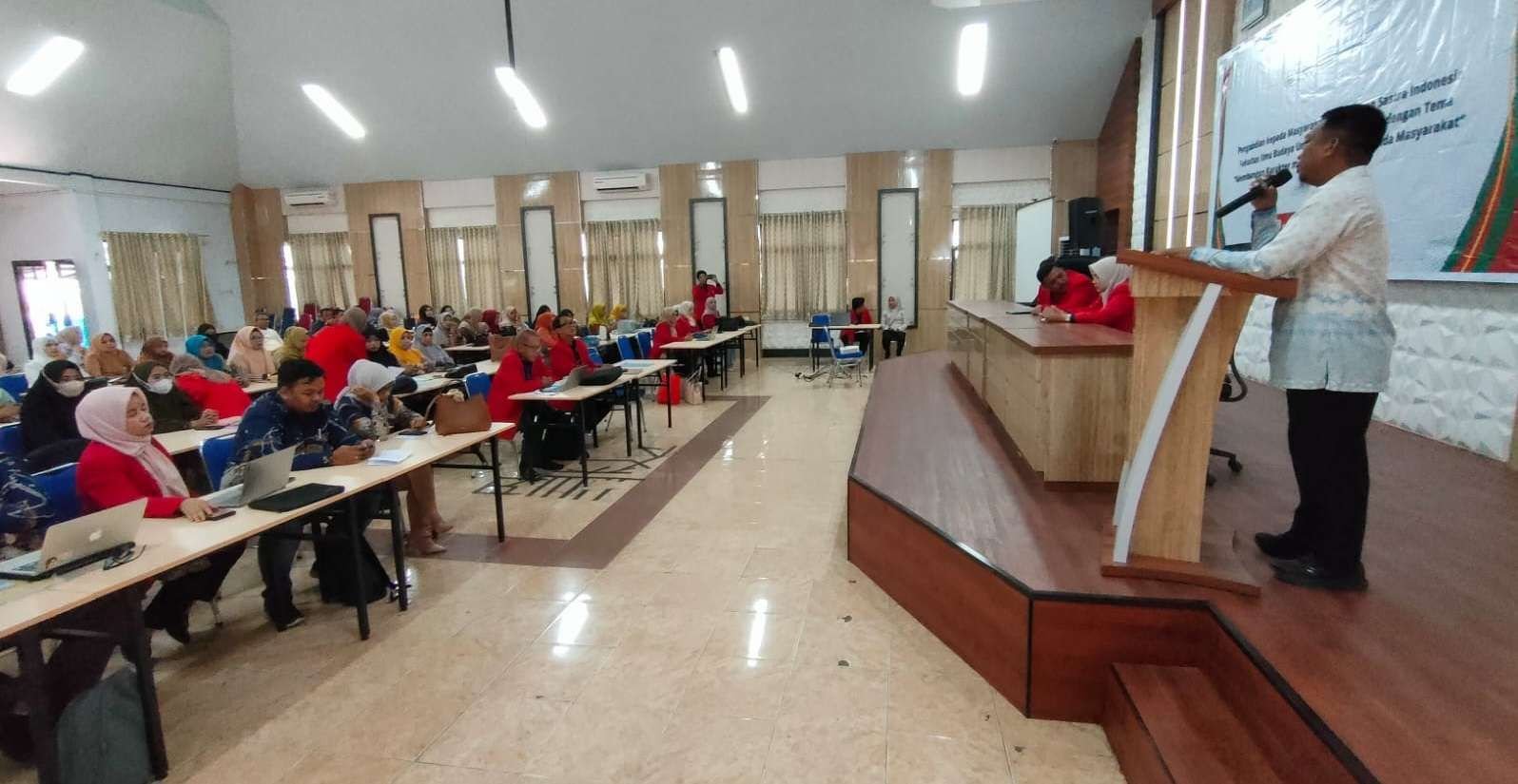 Sekretaris Dinas Pendidikan dan Kebudayaan (Disdikbud) Kabupaten Pinrang, Muchtar, S.IP, M.Si, mewakili Kepala Disdikbud Kabupaten Pinrang, secara resmi membuka kegiatan pengabdian masyarakat yang dilaksanakan oleh Departemen Sastra Indonesia Fakultas Ilmu Budaya Universitas Hasanuddin (FIB Unhas).